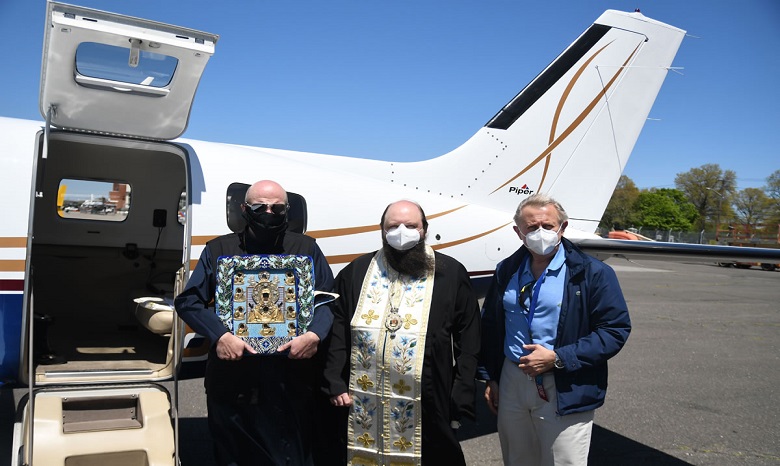 В США православные священнослужители провели воздушные и автомобильные крестные ходы с молитвой об избавлении от пандемии
