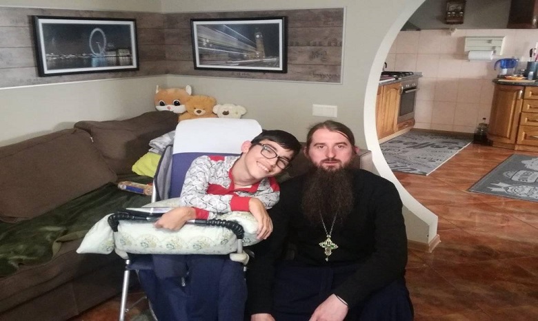 На Закарпатье православная молодежь передала тяжелобольным детям подарки
