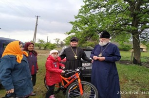 Митрополит УПЦ оказал помощь погорельцам на Житомирщине
