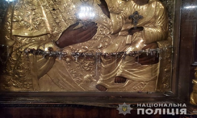 В Днепре женщина похитила из собора УПЦ 3 кг драгоценностей, которые принесли в дар верующие
