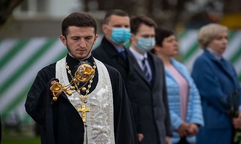 Православные молились о 2 тыс жертвах землетрясения в Нефтегорске
