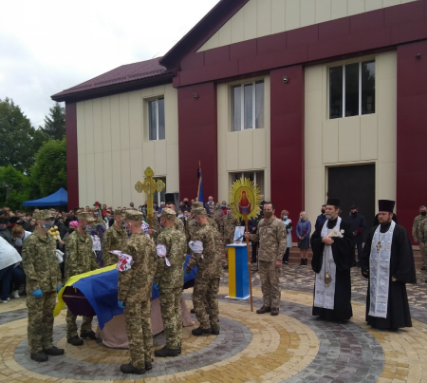 На Кировоградщине священники УПЦ отпели погибшего в зоне ООС военного
