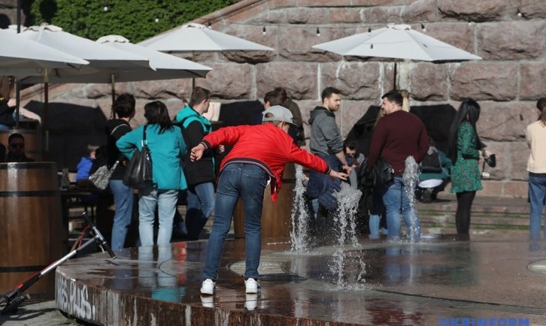 В Киеве запустили фонтаны