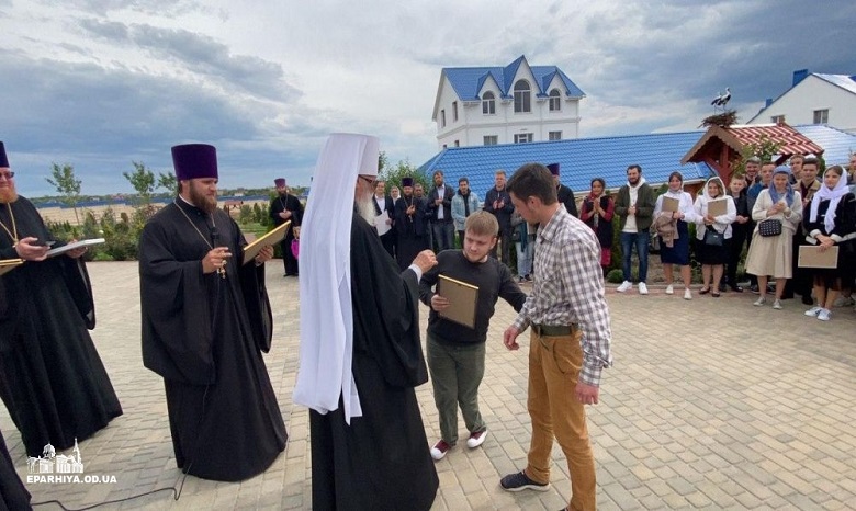 В Одессе наградили православную молодежь за помощь нуждающимся во время карантина