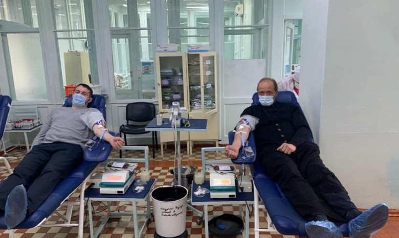 Священники УПЦ продолжают сдавать кровь для Ровенского центра крови