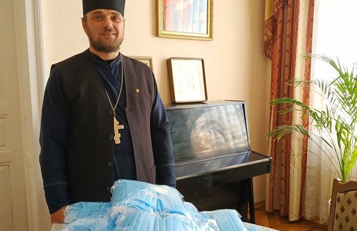 Семья священника УПЦ пошила тысячу масок для жителей Буковины