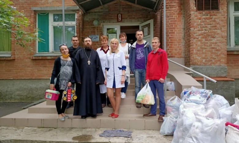 Волонтеры УПЦ передали гуманитарную помощь Полтавской областной психиатрической больнице