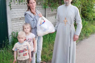 На Киевщине парафии УПЦ помогают многодетным семьям продуктами и канцелярией