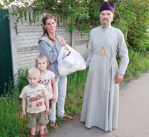 На Киевщине парафии УПЦ помогают многодетным семьям продуктами и канцелярией