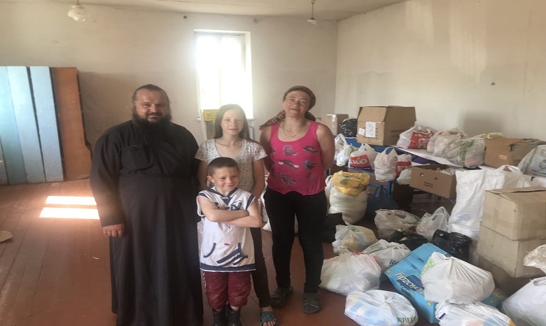 Киевское духовенство передало 1,5 тонны продуктов для погорельцев Житомирщины