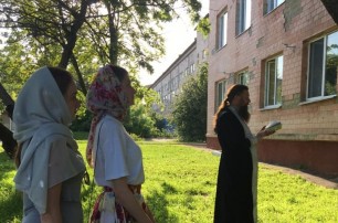 В Ровно молебны о больных детях священники проводят под окнами больницы
