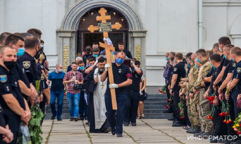 На Днепропетровщине священники УПЦ отпели полицейского, погибшего при задержании преступника