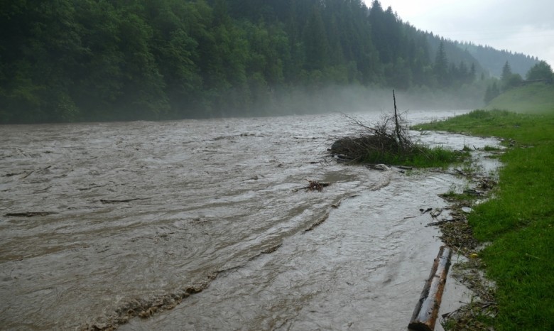 Из-за наводнения на Прикарпатье и Буковине - оранжевый уровень опасности