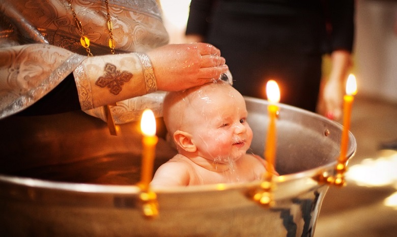 Священник УПЦ рассказал, что обязательно нужно сделать после крещения ребенка