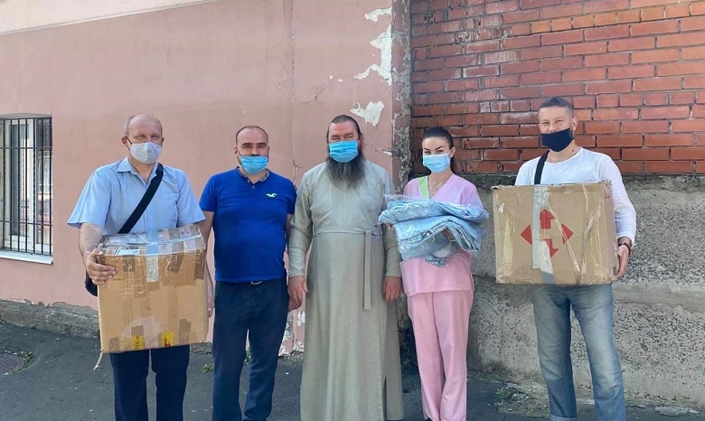 В Хмельницкой области УПЦ передала медикам защитные костюмы