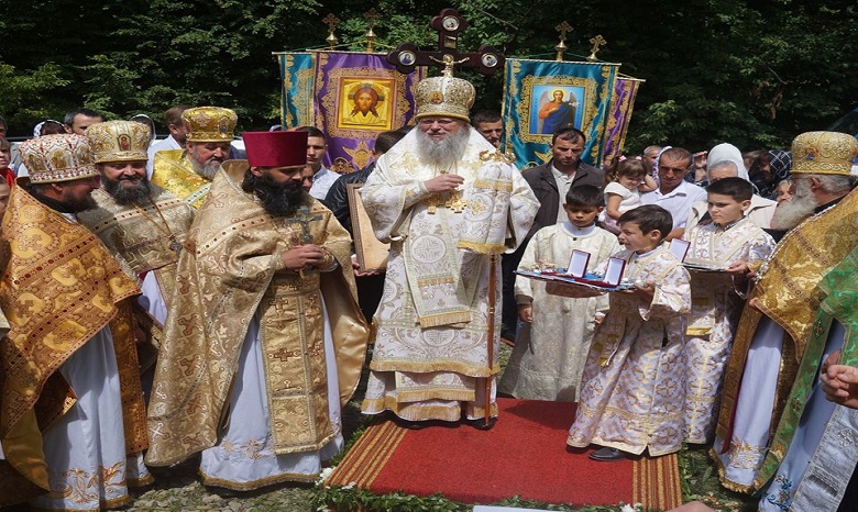На Буковине освящен новый храм УПЦ вместо захваченного активистами КП