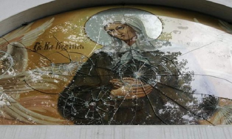 Вандалы забросали камнями икону блаженной Ксении Петербургской на храме УПЦ