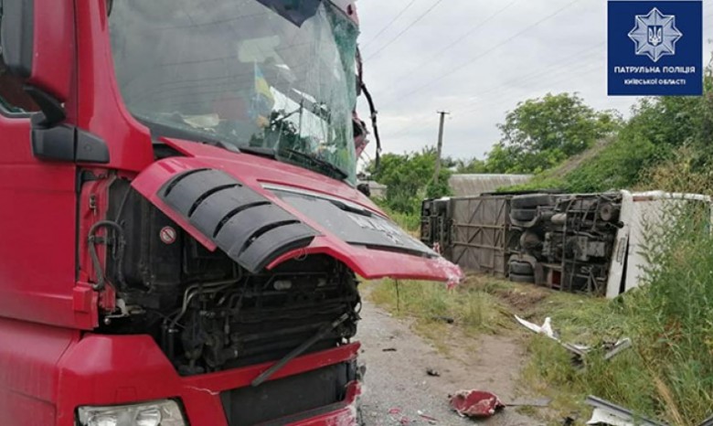 На Киевщине столкнулись автобус, грузовик и легковушка: есть погибшие и травмированные