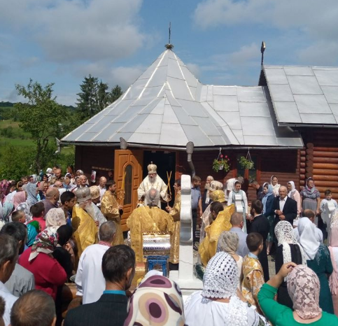 Община УПЦ села Бережница на Буковине, у которой отобрали храм, совершает богослужения в новой часовне
