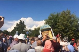 На Киевщине активисты  атаковали крестный ход УПЦ