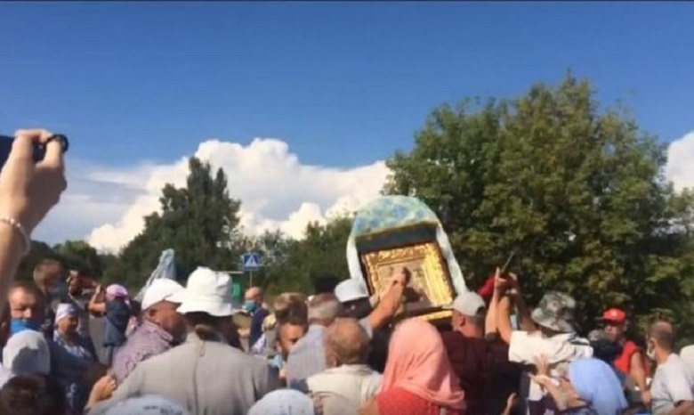 На Киевщине активисты  атаковали крестный ход УПЦ