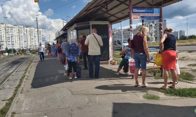 Карантин в Киеве: только сидячие места для пассажиров и еще полтора года в масках