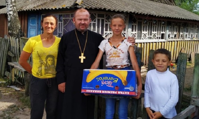 Овручская епархия УПЦ передала погорельцам Житомирщины продукты и средства гигиены
