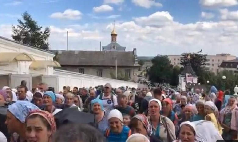 Браиловский крестный ход УПЦ пришел в Почаевскую лавру