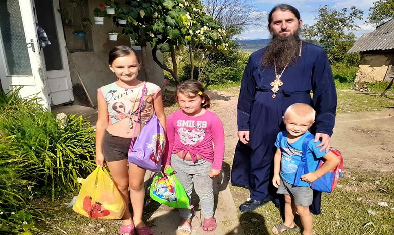Сотни детей из нуждающихся семей получили от УПЦ рюкзаки с канцелярией