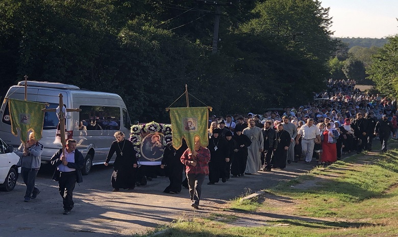 В Винницкой области сотни верующих УПЦ прошли крестном ходом с иконой Богородицы