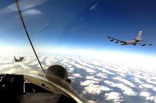 Три стратегических бомбардировщика В-52Н ВВС США патрулируют в небе над Украиной