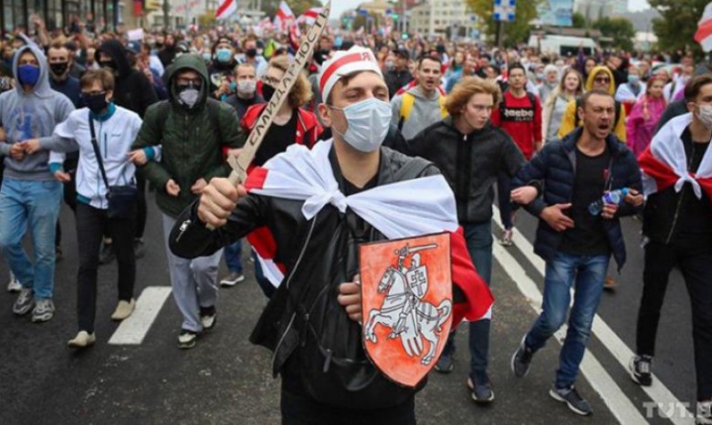 В Минске митинговали 100 тысяч лиц, в Беларуси сотня задержанных