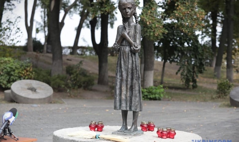 Реставрированную "Девочку с колосками" вернули в Музей Голодомора