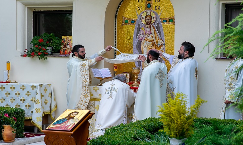 Патриарх Румынии объяснил, почему священники преклоняют колени перед Престолом в алтаре