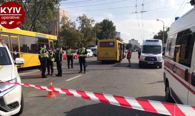 В Киеве маршрутка на переходе сбила людей: есть погибшая и пострадавшие