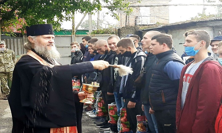 Священники УПЦ благословили призывников и военных на несение службы