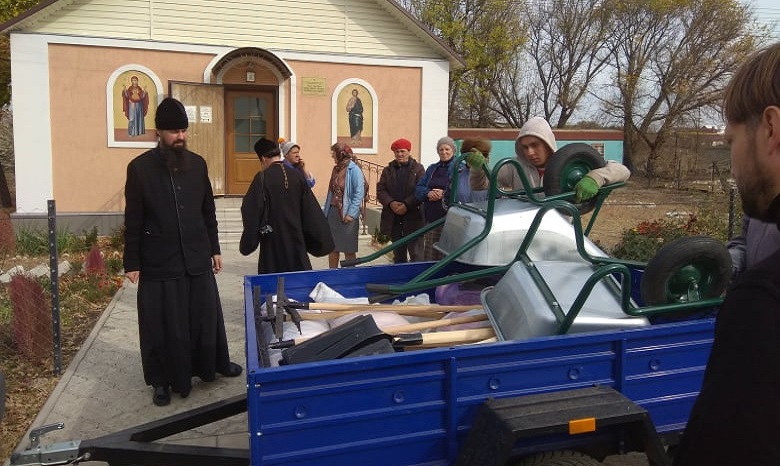 Священники УПЦ передали помощь погорельцам в Луганской области