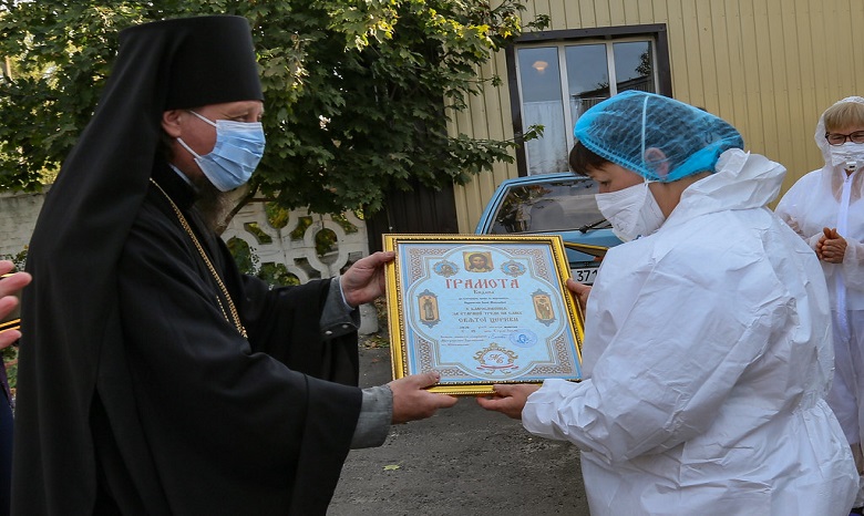 На Харьковщине УПЦ наградила медиков, борющихся с пандемией