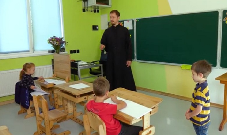 В Киеве священник УПЦ открыл частную православную школу
