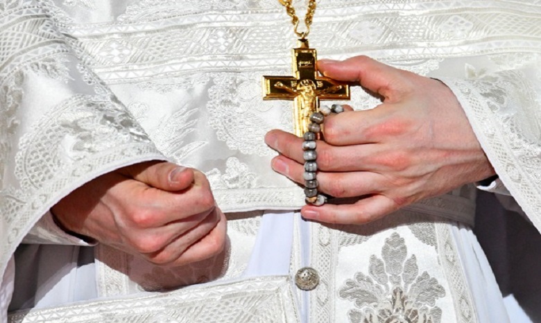 В УПЦ объяснили, можно ли брать благословение и причащаться у недостойного священника