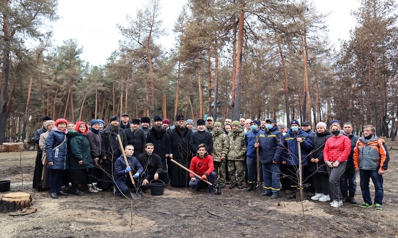 На Луганщине священники УПЦ высадили деревья на месте сгоревшего леса