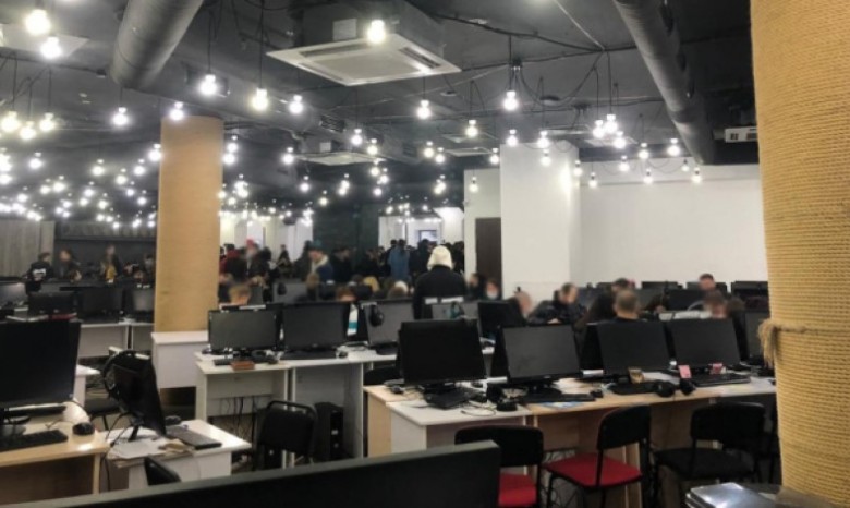 В Киеве блокировали сеть мошеннических call-центров, которая обманывала граждан ЕС