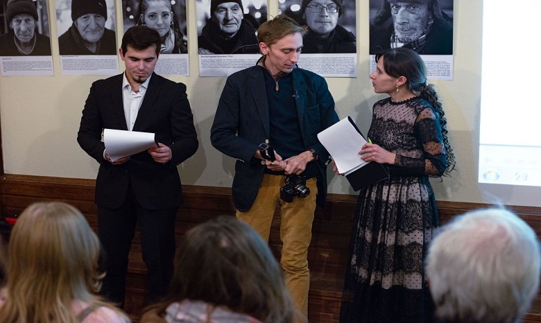 В Киеве волонтеры УПЦ провели благотворительную фотовыставку для помощи бездомным