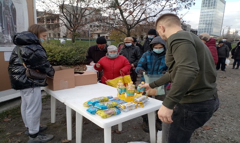 В Киеве УПЦ передала продуктовые наборы для нуждающихся