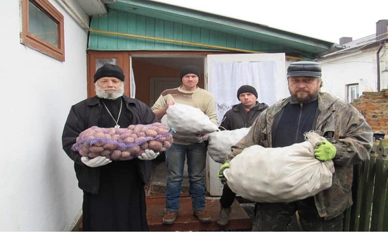 Ровенская епархия УПЦ передала помощь дому престарелых на линии разграничения в Донецкой области