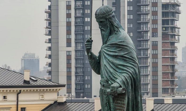 В cтолице Сербии установили 23-метровый памятник святому покровителю страны