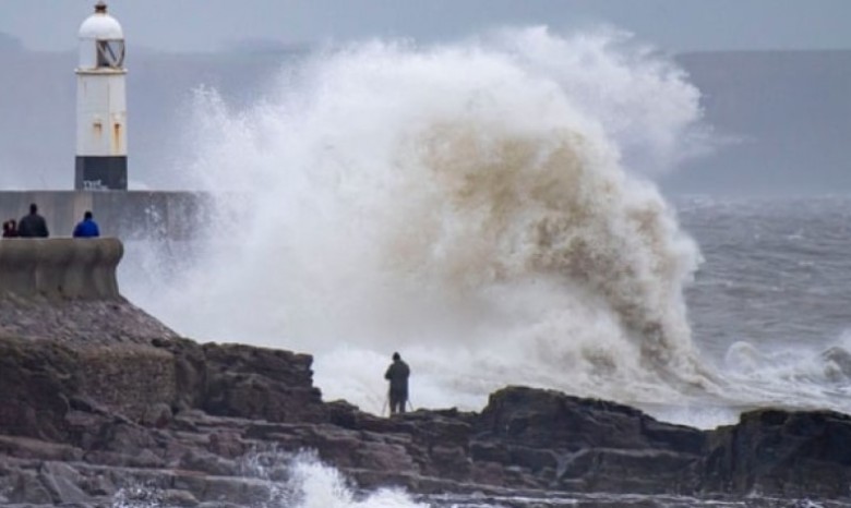 Сильный ветер во Франции и наводнение в Британии: шторм "Белла" бушует в Европе