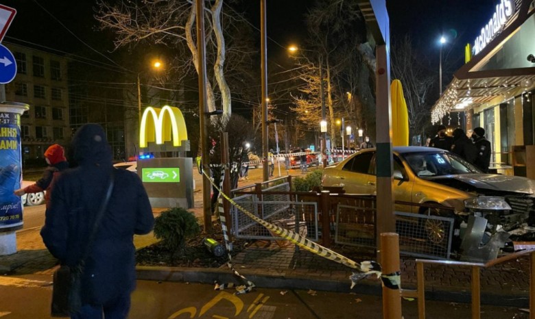 В Одессе автомобиль протаранил McDonald's: есть пострадавшие