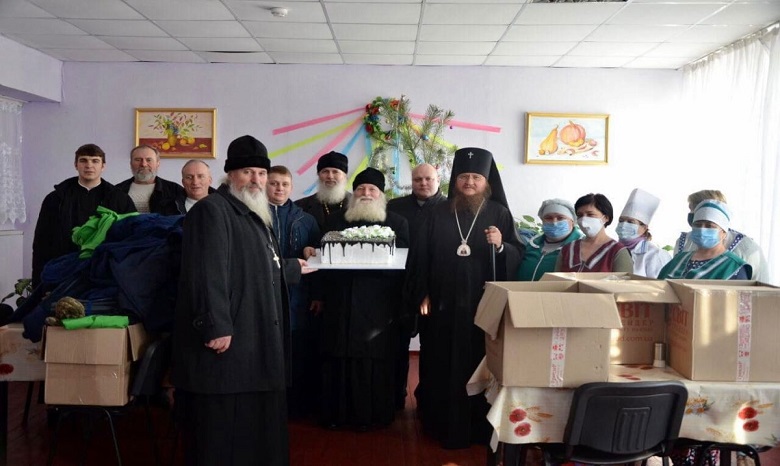 В епархиях УПЦ передали Рождественские подарки врачам, пациентам больниц и нуждающимся