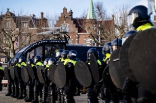 В Нидерландах снова митингуют против карантинных ограничений, есть задержанные